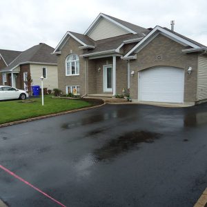 Allée de maison en asphalte fraiche